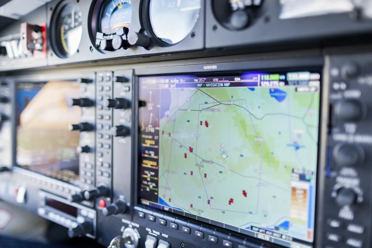 Garmin G3000 vs. Avidyne Entegra — Welches Glascockpit für wen?